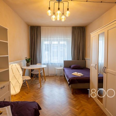 1800 By Vince Stay - Private Rooms In Town Hall Square Тарту Экстерьер фото