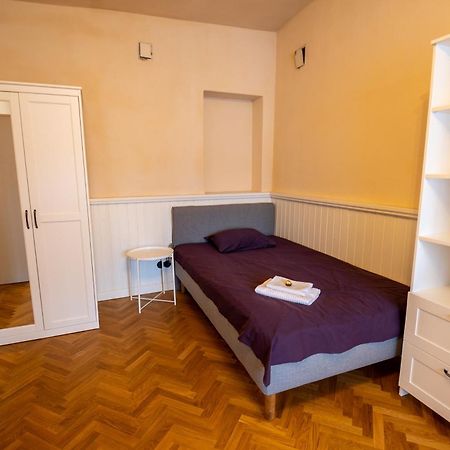 1800 By Vince Stay - Private Rooms In Town Hall Square Тарту Экстерьер фото
