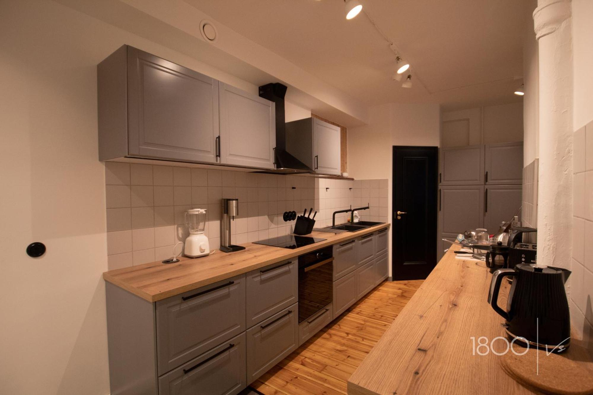1800 By Vince Stay - Private Rooms In Town Hall Square Тарту Экстерьер фото