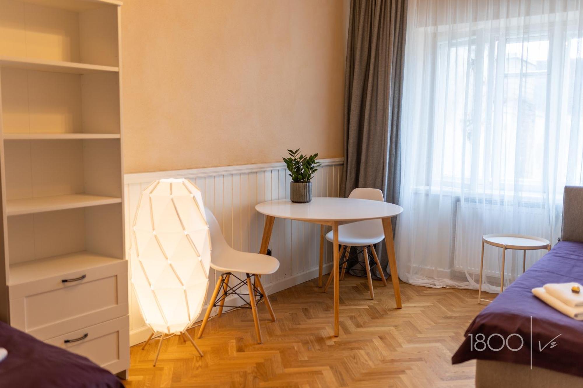 1800 By Vince Stay - Private Rooms In Town Hall Square Тарту Экстерьер фото