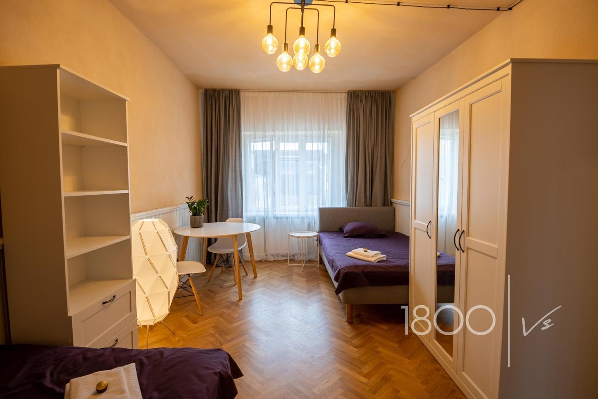 1800 By Vince Stay - Private Rooms In Town Hall Square Тарту Экстерьер фото