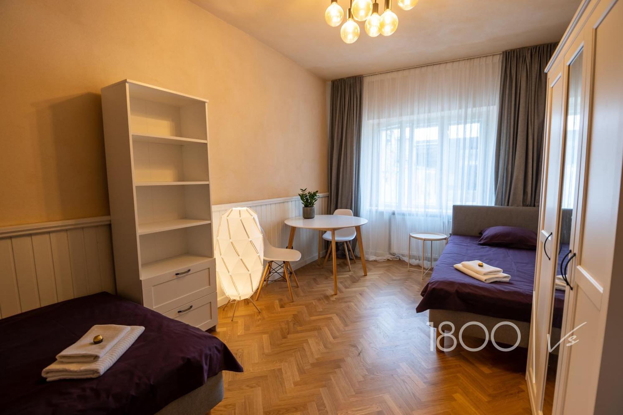 1800 By Vince Stay - Private Rooms In Town Hall Square Тарту Экстерьер фото