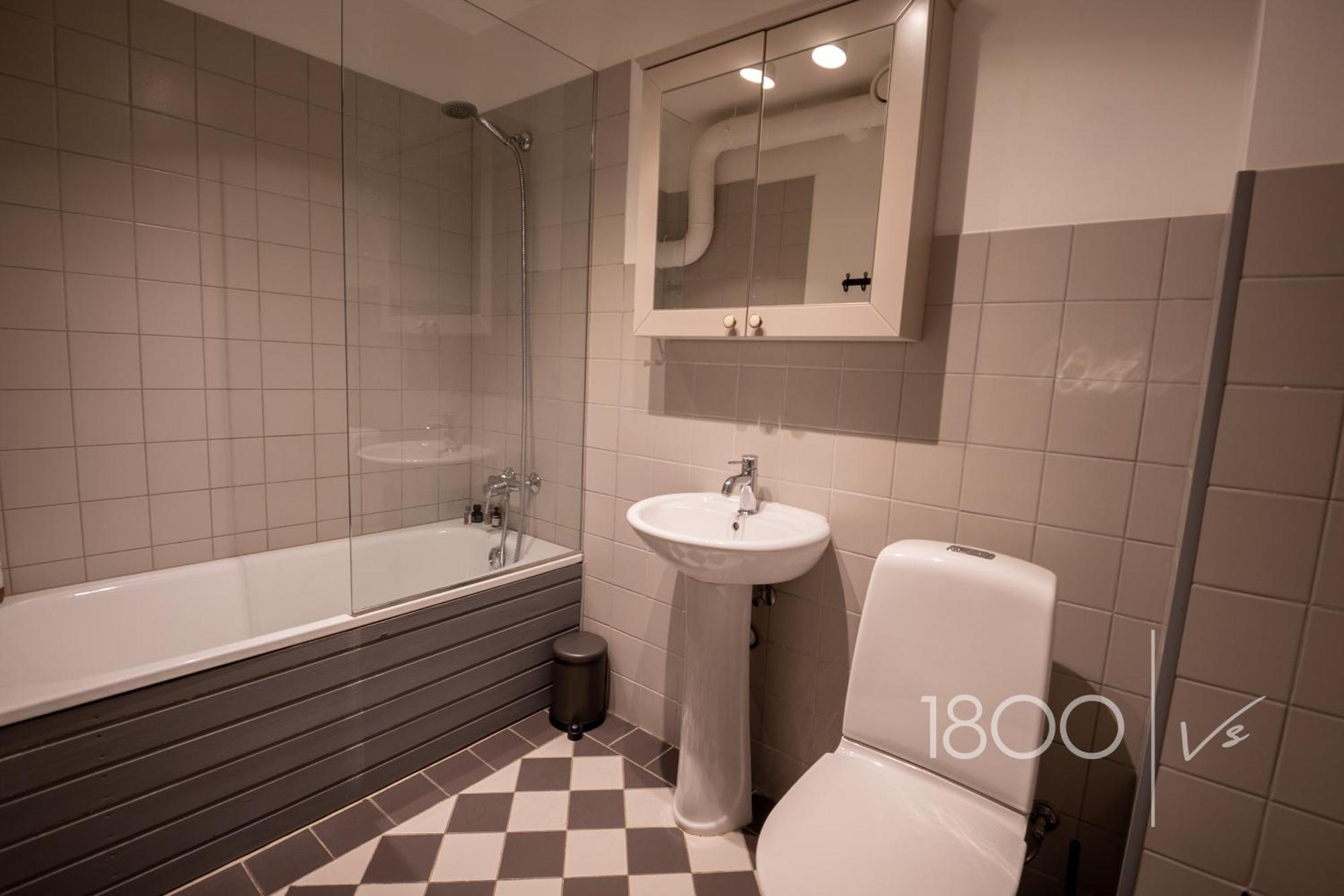 1800 By Vince Stay - Private Rooms In Town Hall Square Тарту Экстерьер фото
