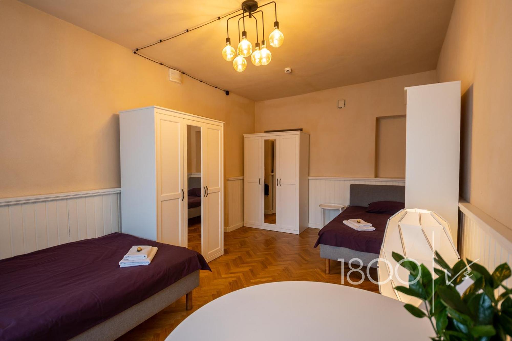 1800 By Vince Stay - Private Rooms In Town Hall Square Тарту Экстерьер фото