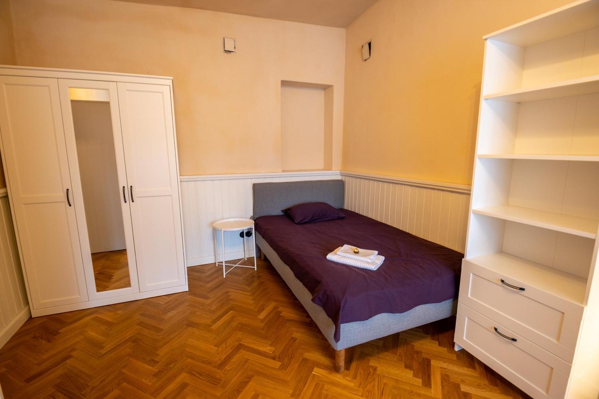 1800 By Vince Stay - Private Rooms In Town Hall Square Тарту Экстерьер фото
